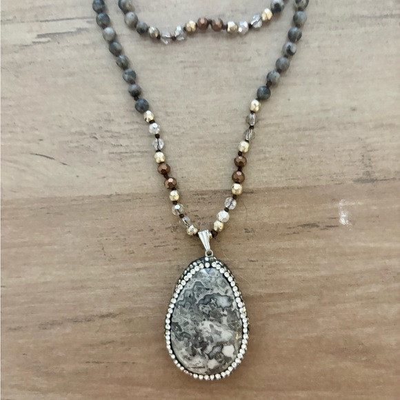 Elegant Beaded Necklace with Pendant - Picture 6 of 7